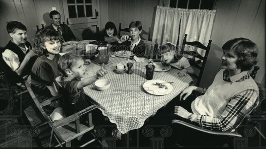 1987 Press Photo Kathleen Hanson & Mark Adams w/ adapted children - mja01855 - Historic Images