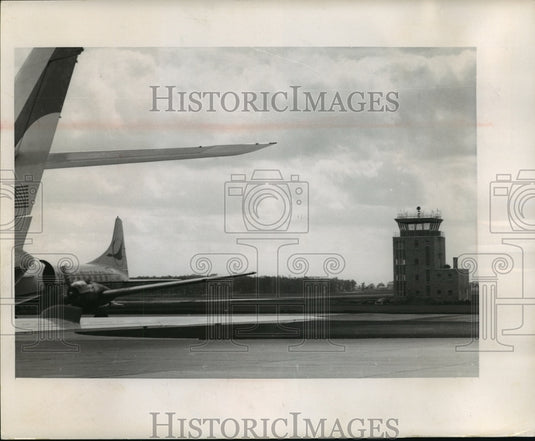 1968 Press Photo Control tower at the Winnebago county airport almost a mile - Historic Images