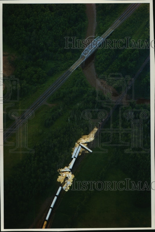 1992 Press Photo Burlington Northern freight train derailed carrying lumber - Historic Images