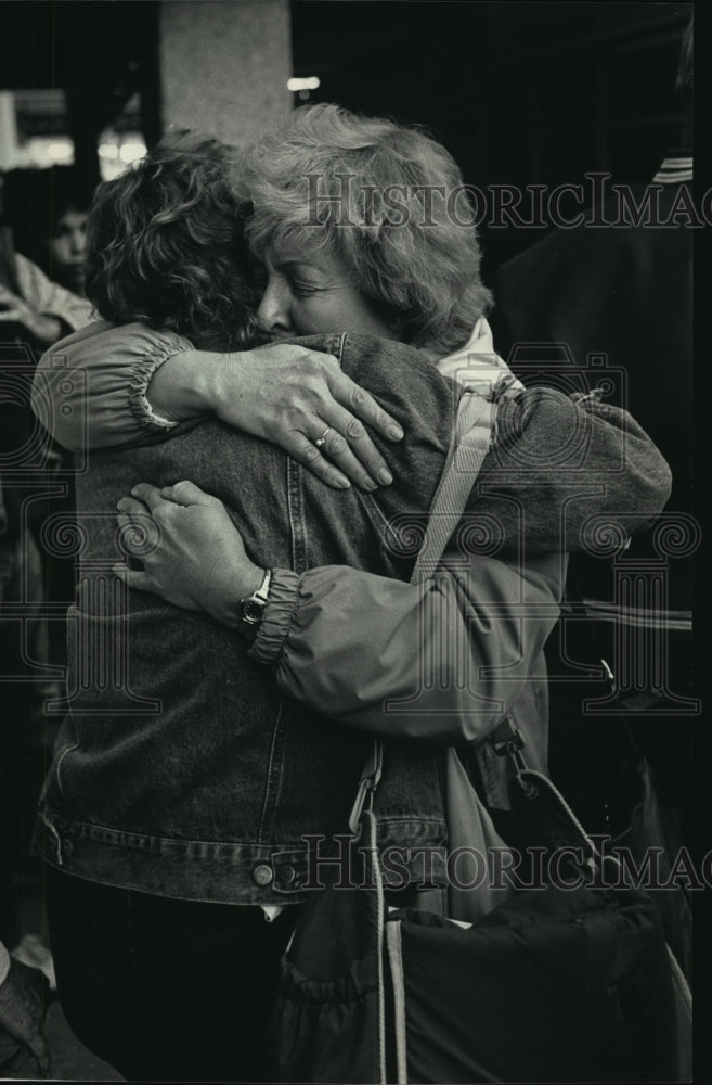 1986 Press Photo Betty Schultz hugging daughter Cathy after surviving Amtrak - Historic Images