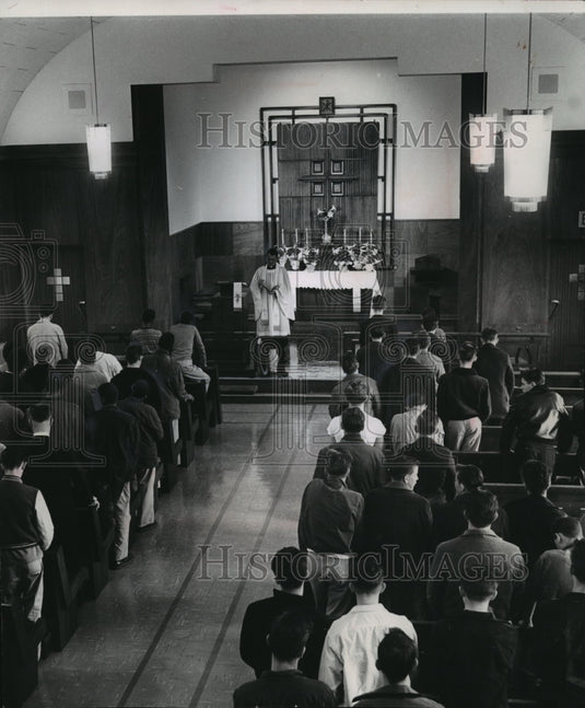1962 Press Photo Boys at the state institution at Wales, worship in a chapel - Historic Images