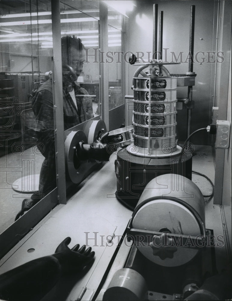 1950 Press Photo Robert Vanark, a technician at Allis-Chalmers - mja01956 - Historic Images
