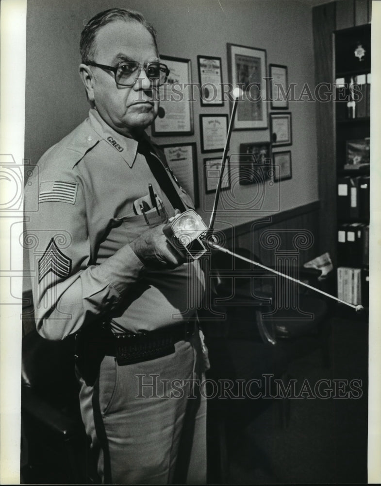 1983 Press Photo Brookfield Police Sgt Raymond Alderman displayed the Taser - Historic Images