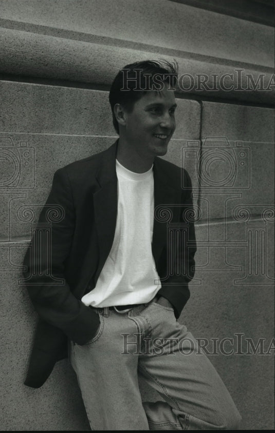 1993 Press Photo Kyle Allen is making his mask as a fashion designer - Historic Images