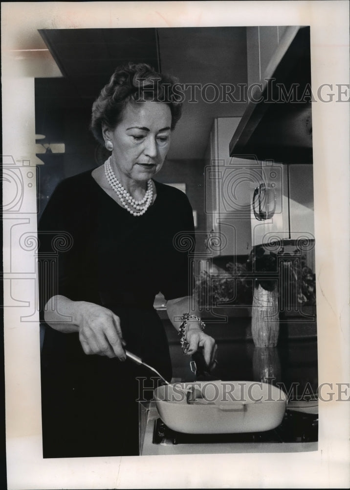 1964 Press Photo Elsie M Alcorn, home service director at Milwaukee Gas Light Co-Historic Images