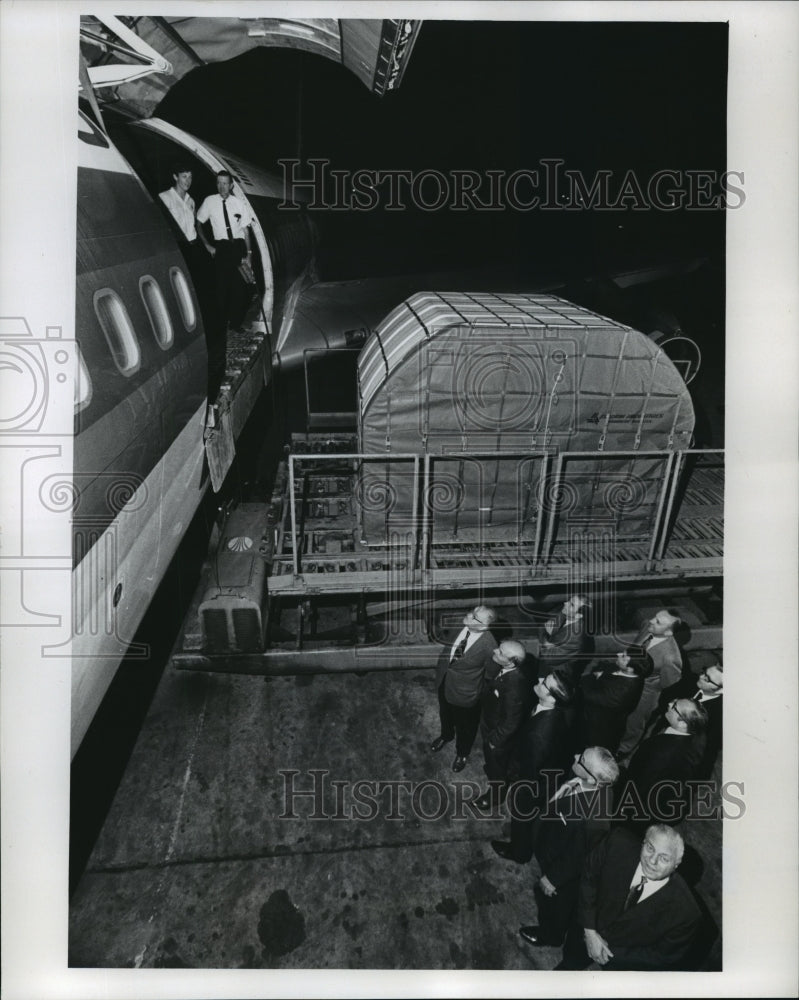 1970 Press Photo Part of the delegation gathered near a Continental Airlines jet - Historic Images