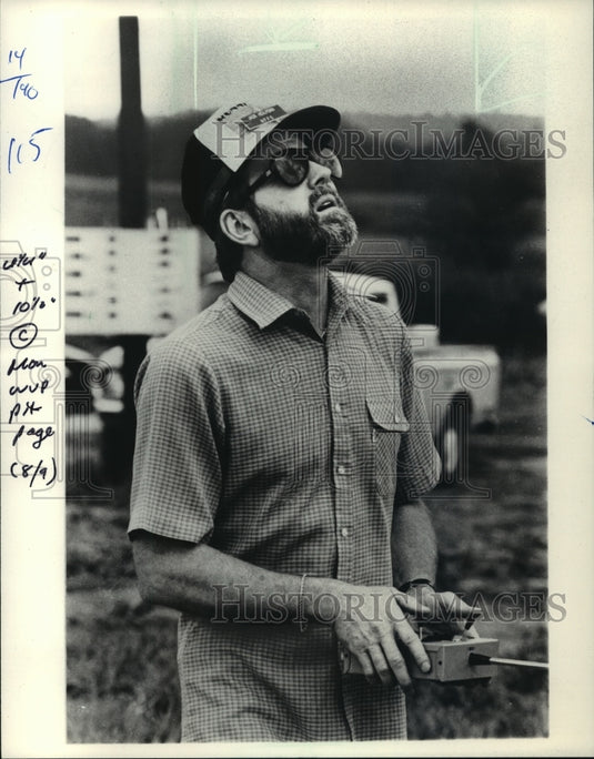 1982 Press Photo Jack Heilpern's eyes followed his plane in flight - mja02056 - Historic Images