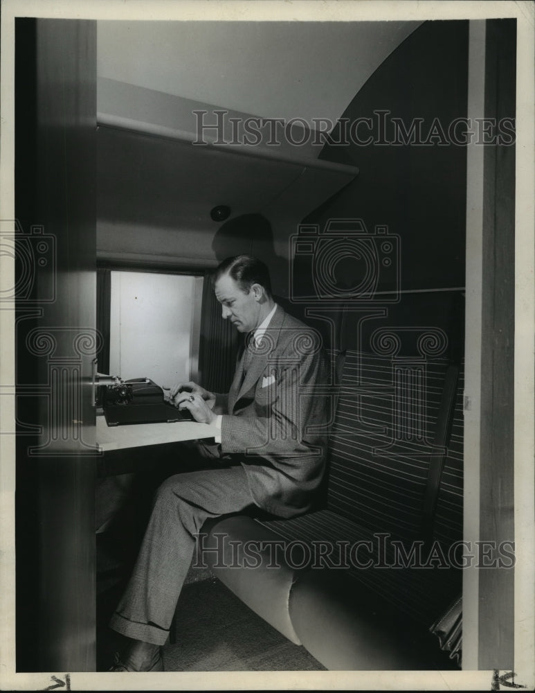 1944 Press Photo In the club-car seating arrangement, three seats in the forward - Historic Images