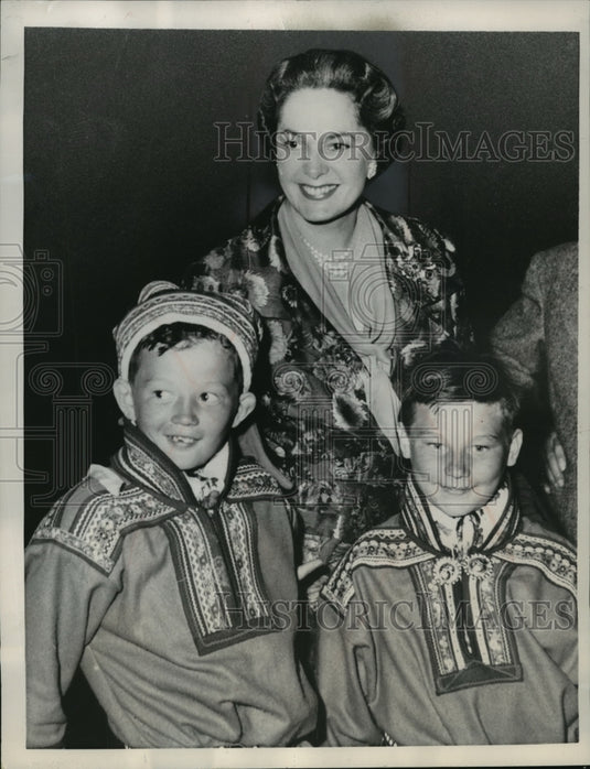 1957 Press Photo Begum Aga Kham w/ Biera & Jomatti Pantha in Cannes, France-Historic Images