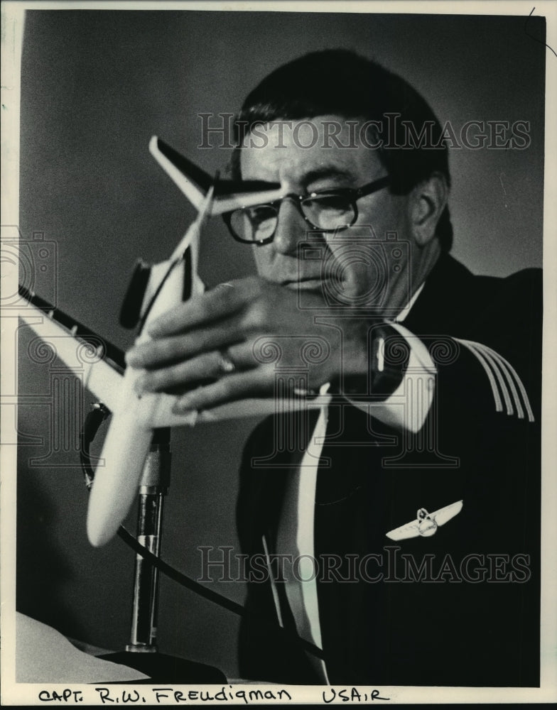 1986 Press Photo Capt Robert W Freudigman, Midwest Express Flight 105 presscon - Historic Images