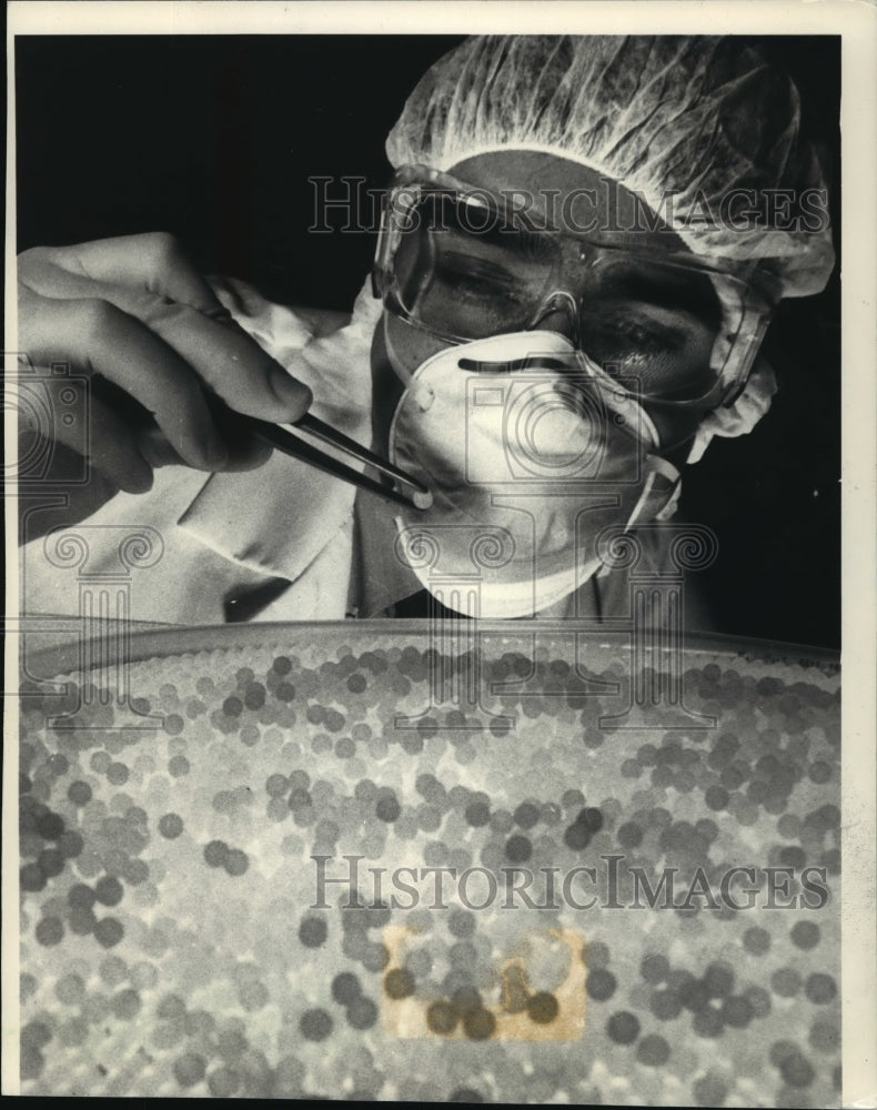 1988 Press Photo Abbott Laboratories' beads help in AIDS blood testing-Historic Images