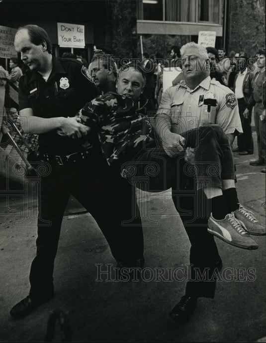 1989 Press Photo Police arrested anti-abortion protesters - mja02169 - Historic Images