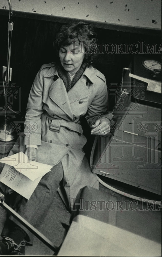 1986 Press Photo Carol Robbins handcuffed herself to a suction machine - Historic Images