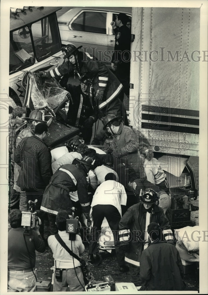 1988 Press Photo A crew worked to removed Lynn Weber from her car - mja02181 - Historic Images