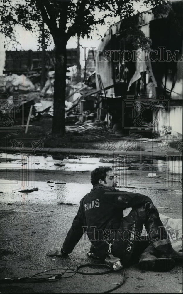 1979 Press Photo A fireman took time out to rest at the plane crash site - Historic Images