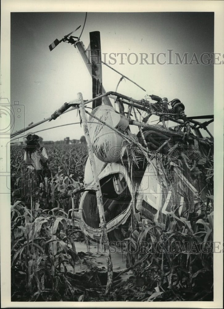 1985 Press Photo A crop-dusting helicopter crashed in a cornfield - mja02190-Historic Images