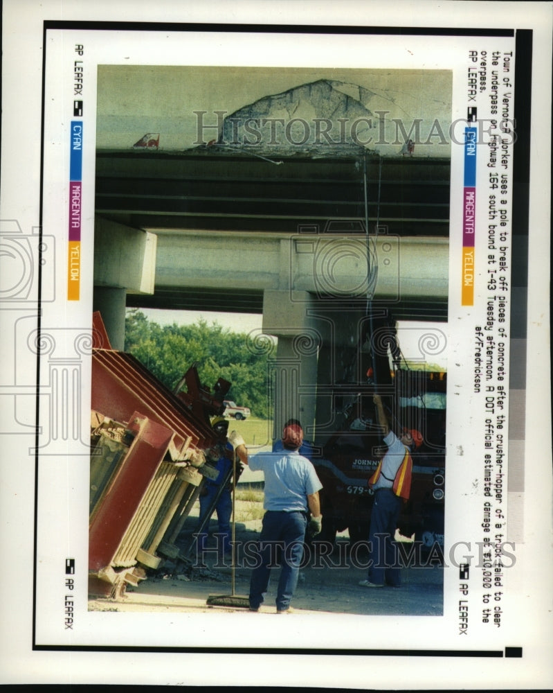 1992 Press Photo Highway worker uses a pole to break off pieces of concrete - Historic Images