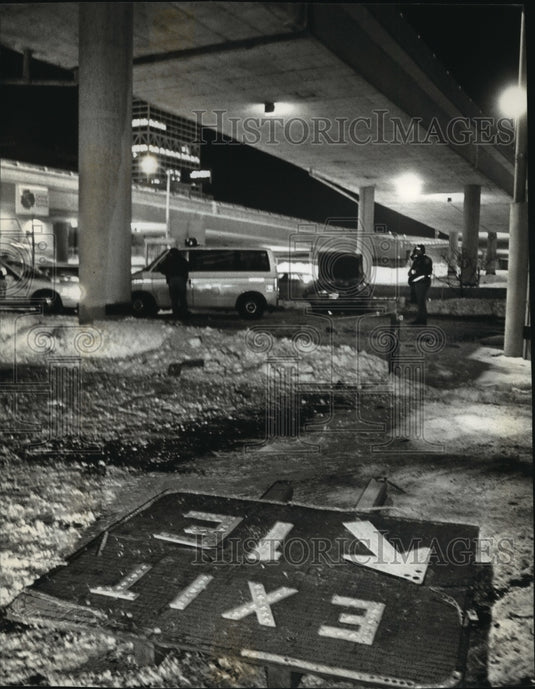 1994 Press Photo Sheriff's deputies investigate the scene of an accident - Historic Images
