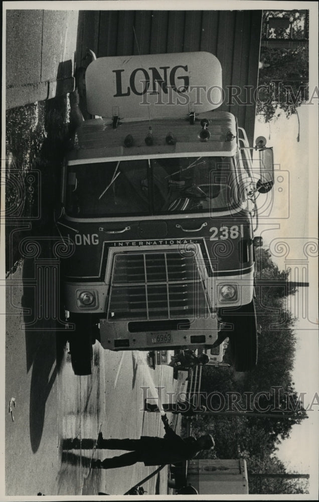 1988 Press Photo The trailer was full of waste paper, no injuries were reported - Historic Images