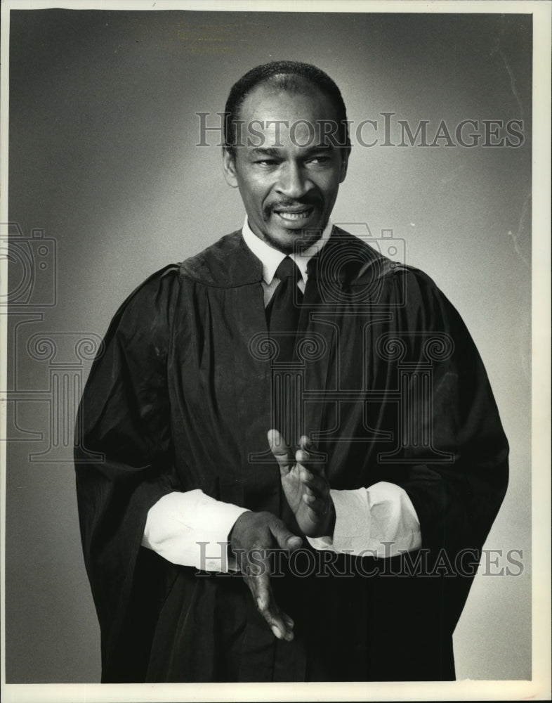 1990 Press Photo Actor Willie Abney does an impression of Martin Luther King - Historic Images