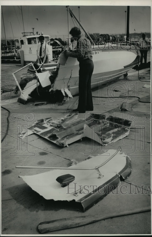 1988 Press Photo Workers examined the wreckage of a motorboat that crashed - Historic Images