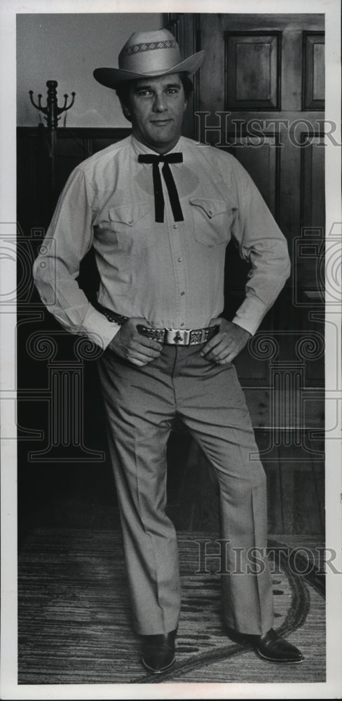 1973 Press Photo Shirl C. Abbey spoofing Marshal Matt Dillon - mja02289-Historic Images