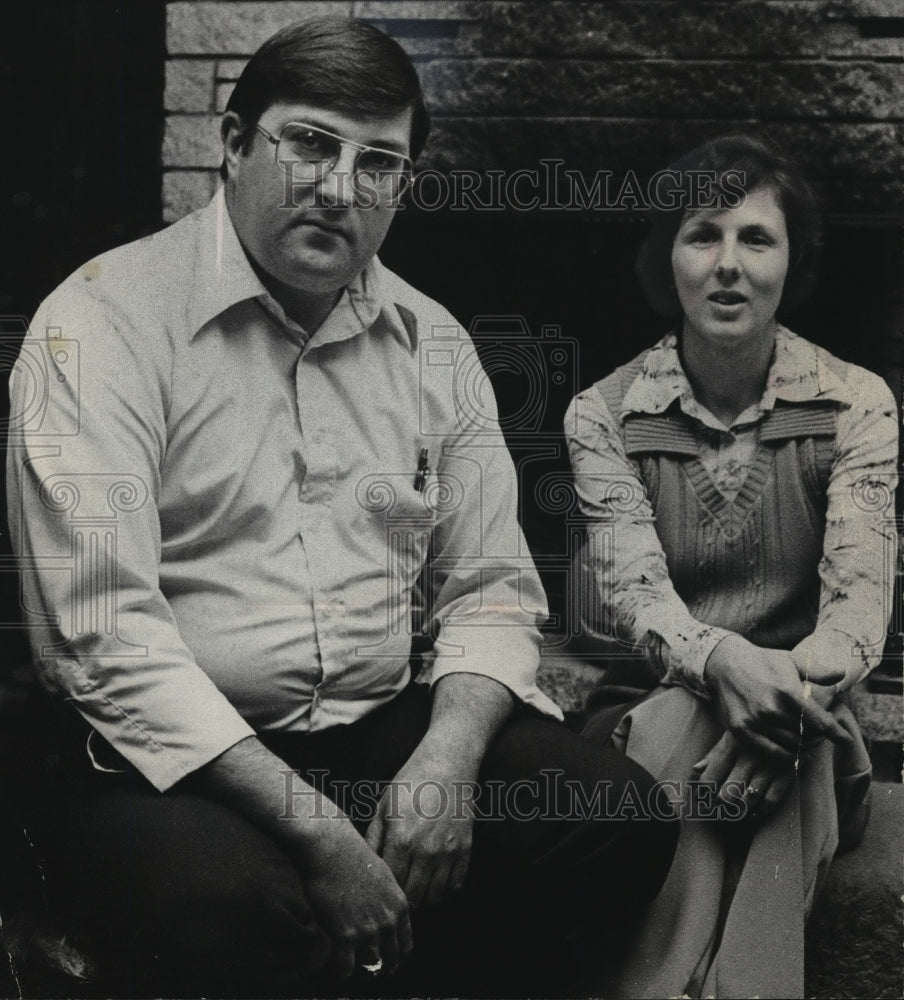 1977 Press Photo John, Kathleen Ahrens of Dousman are members of Village Board - Historic Images