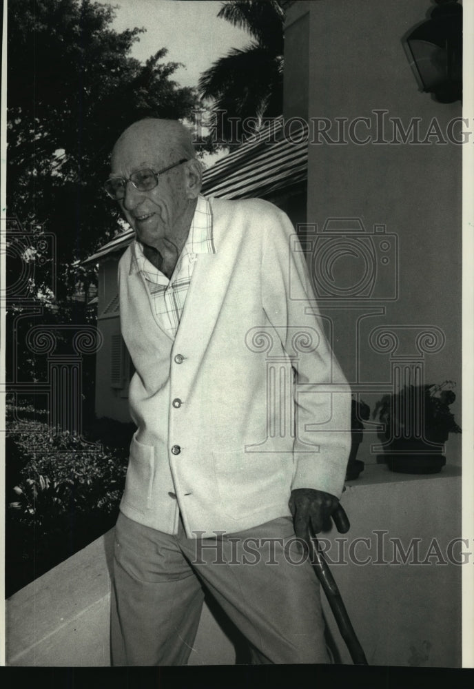 1987 Press Photo Director George Abbott pauses outside his Miami Beach home - Historic Images