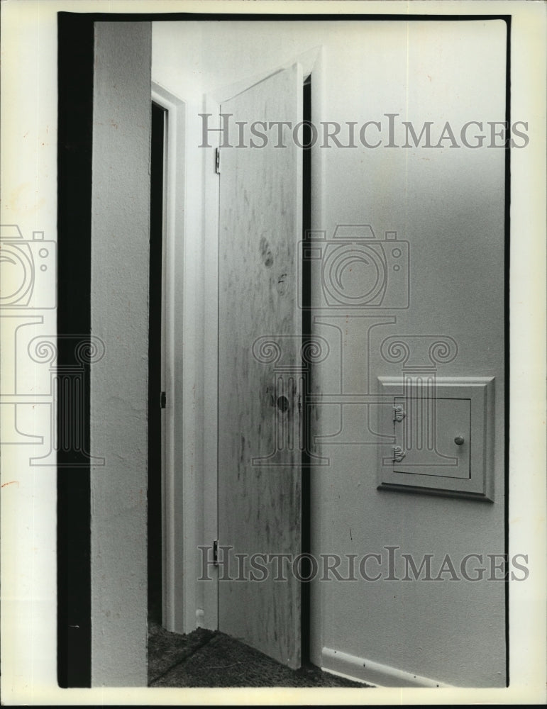 1981 Press Photo With the door on its hinges, the missing doorknob - mja02314-Historic Images