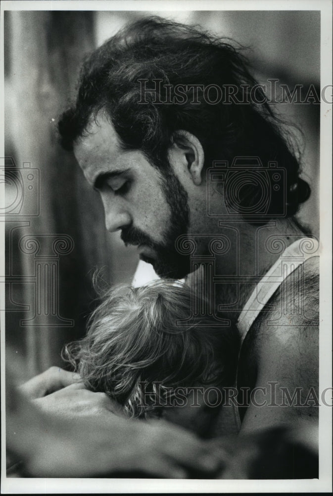 1990 Press Photo John Krogulski comforted his 21-month-old daughter, Alyssa-Historic Images