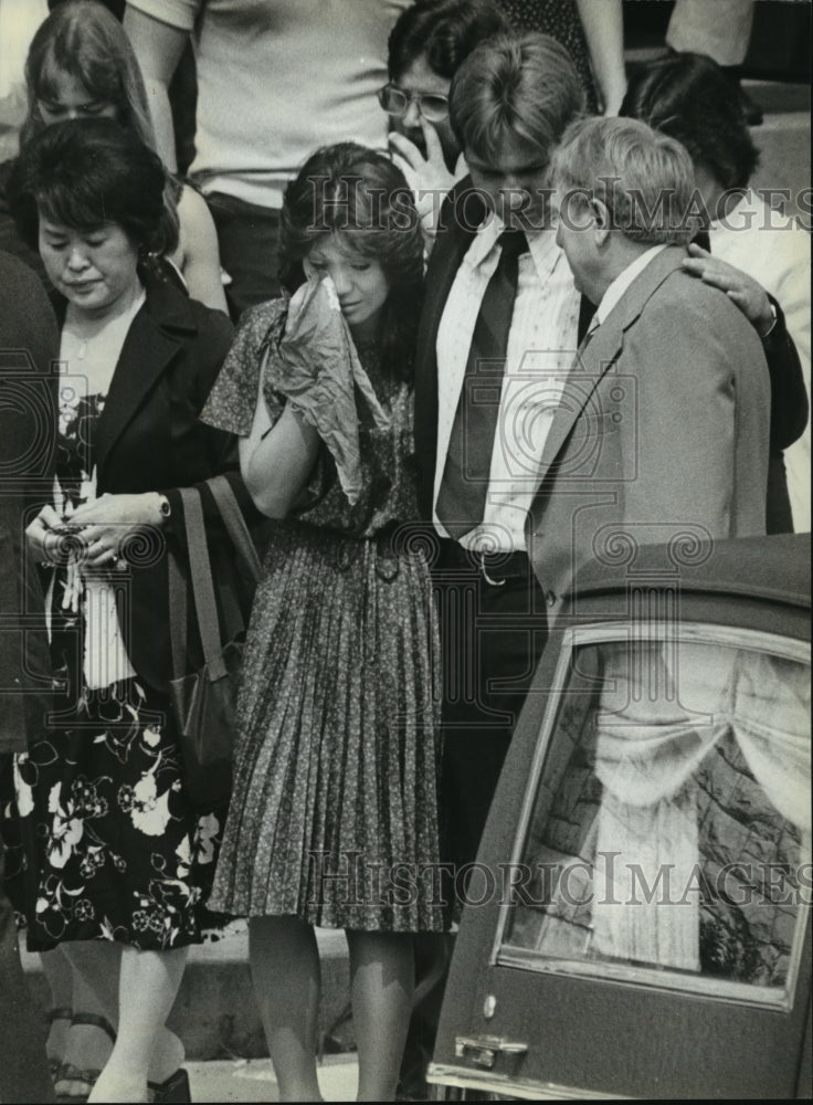 1981 Press Photo Frederick Eman and wife Keiko at the funeral of their son - Historic Images