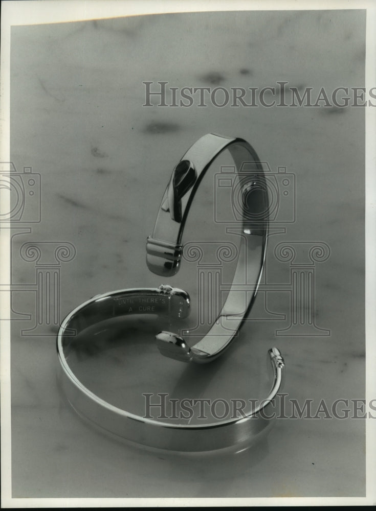1994 Press Photo AIDS bracelets, intended to increase awareness of the disease - Historic Images