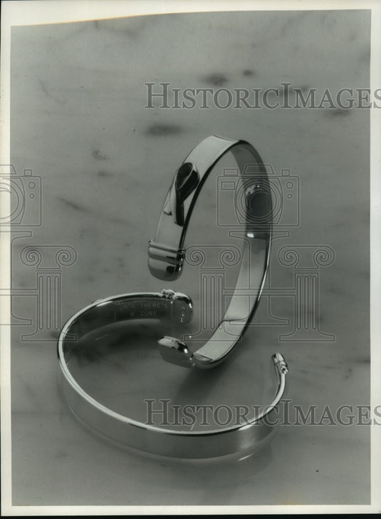 1994 Press Photo AIDS bracelets, intended to increase awareness of the disease - Historic Images