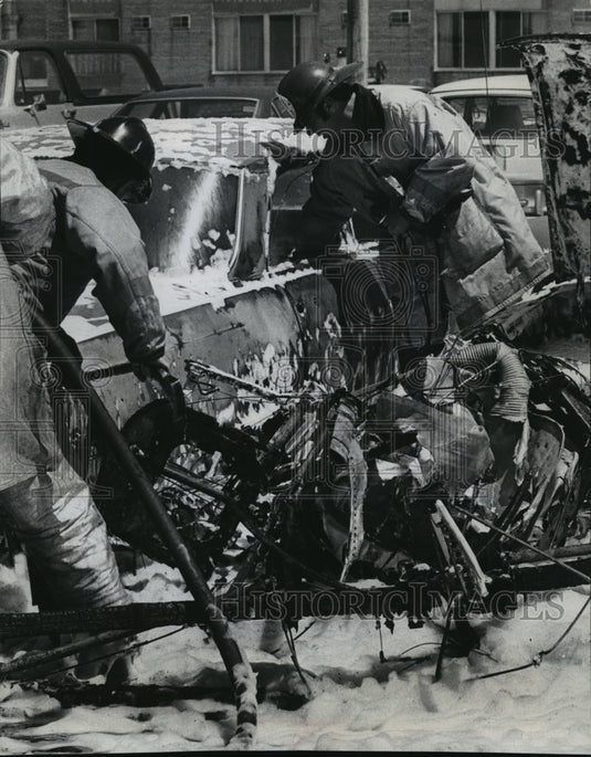 1975 Press Photo Firemen pouring foam on cars and biplane that crashed - Historic Images