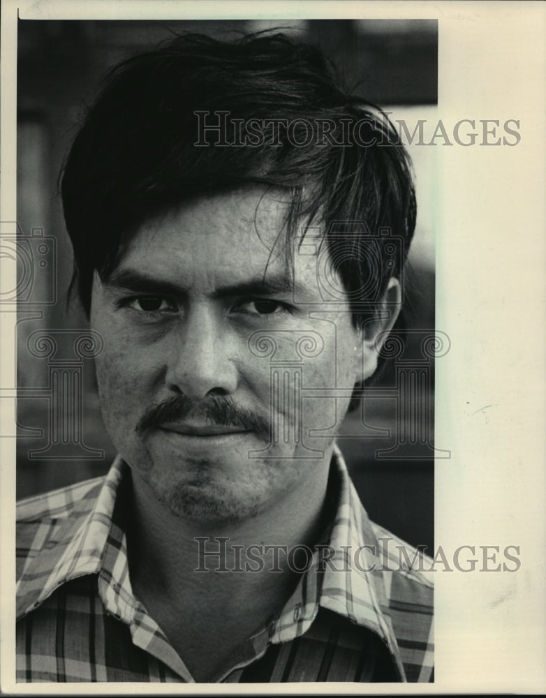 1985 Press Photo Hector Diaz, witnessed crash of DC-9 near Mitchell Field - Historic Images