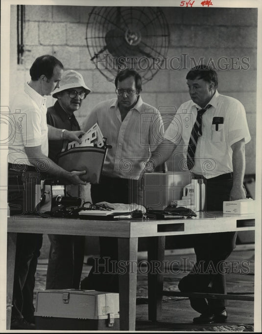 1985 Press Photo A medical identification team set up equipment in a warehouse-Historic Images