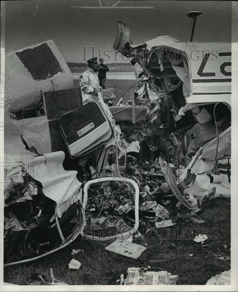 1971 Press Photo Private plane crashed after take off at Mitchell Field - Historic Images