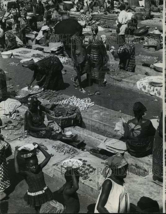 1965 Press Photo New outdoor market place in a suburb of Abidjan-Historic Images