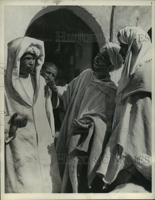 1936 Press Photo North African merchant engaged in driving a sharp bargain - Historic Images