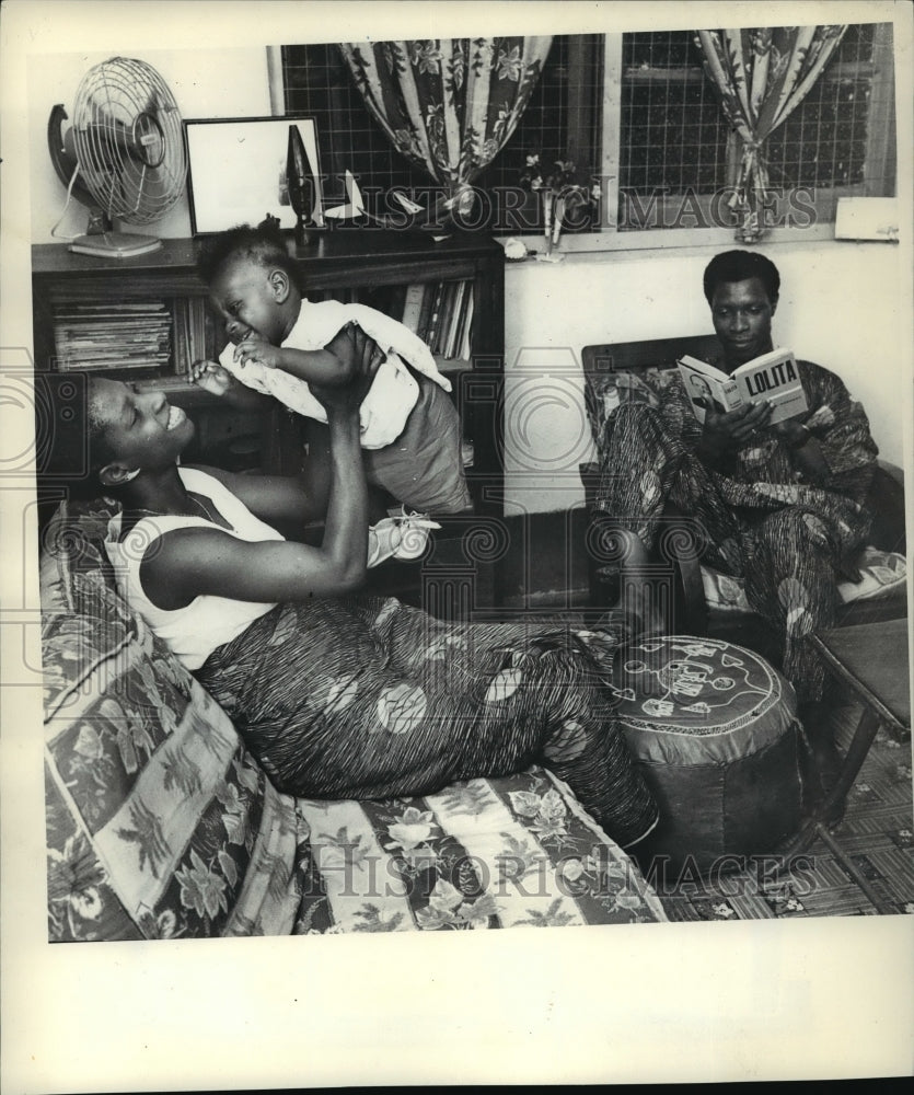 1966 Press Photo Typical middle class family in the New Africa relaxes at home - Historic Images