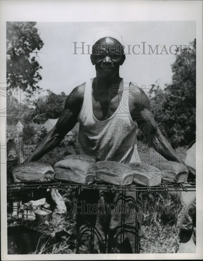 1954 Press Photo A Swahili tribesman proudly displays appetizing loaves of bread - Historic Images