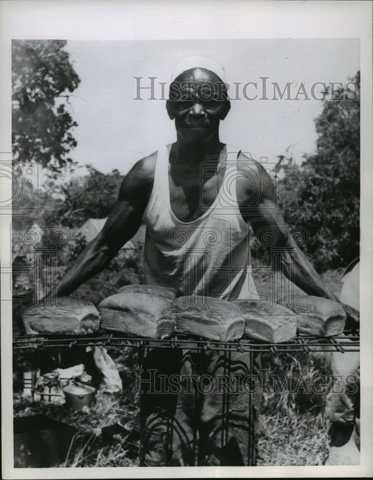 1954 Press Photo A Swahili tribesman proudly displays appetizing loaves of bread - Historic Images