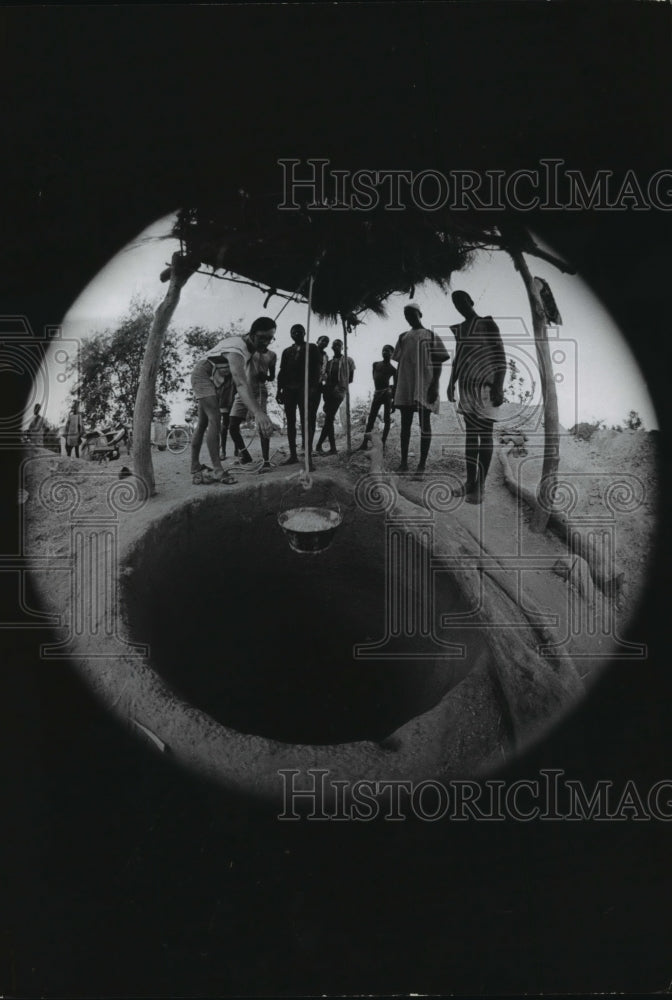 1975 Press Photo Well digging which has saved life in the Upper Volta - Historic Images