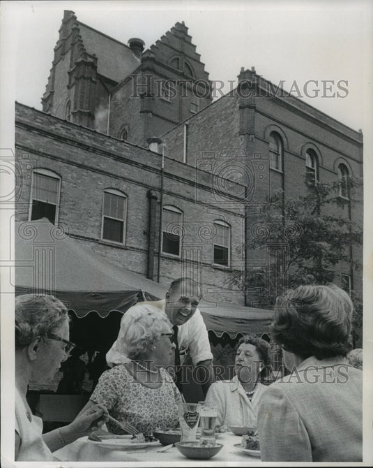 1964 Press Photo David V. Uihlein joking with Mrs. Viall and Mrs. McGrath-Historic Images