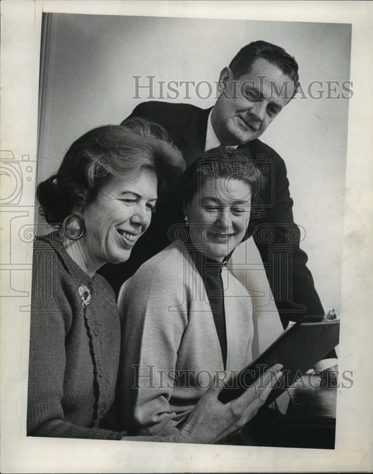 1966 Press Photo Mrs. David V. Uihlein and others checks on plans for ball - Historic Images