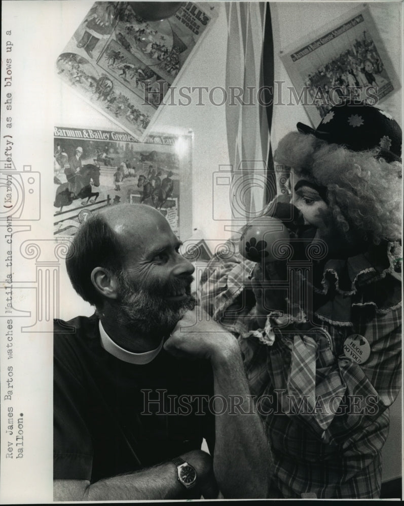 1988 Press Photo The Rev James Bartos, pastor of Village Church in Milwaukee - Historic Images