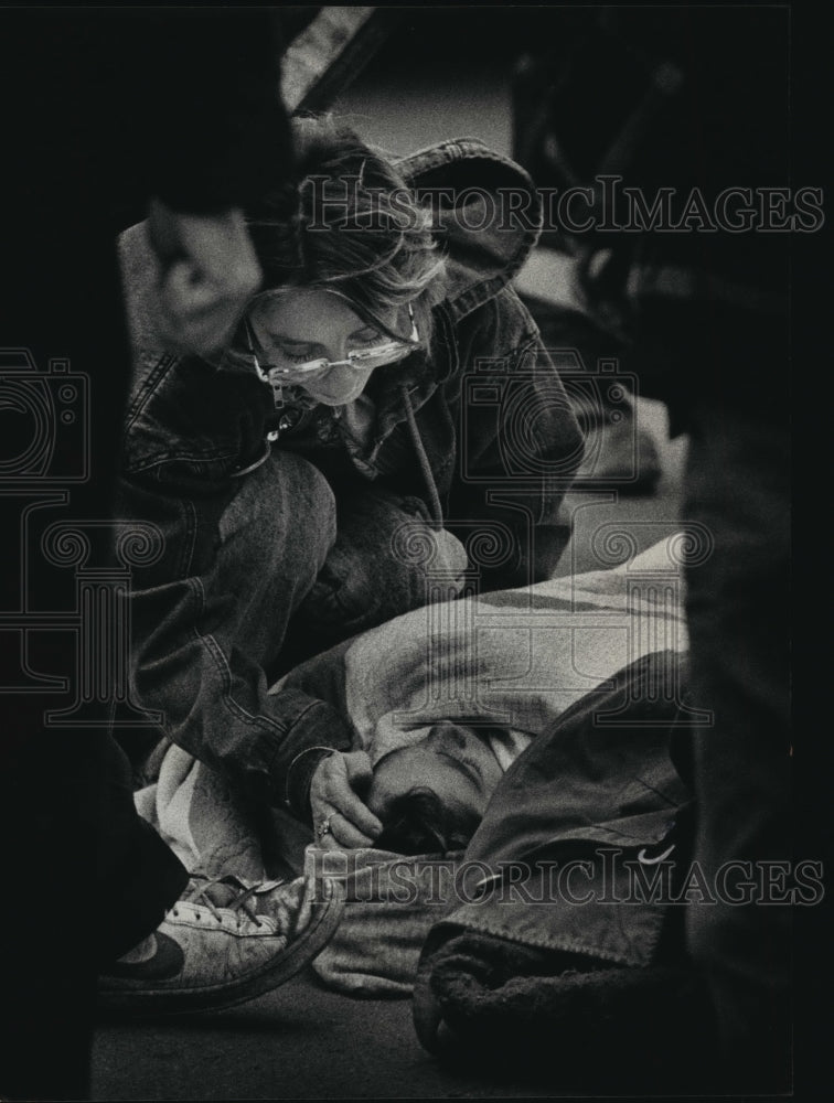 1989 Press Photo An unidentified woman comforts a 12yr old boy hit by car - Historic Images