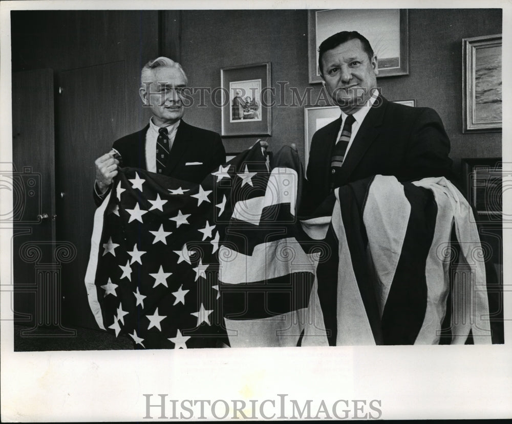 1970 Press Photo D.B. Abert, Journal President and Matt Rogina, building manager - Historic Images