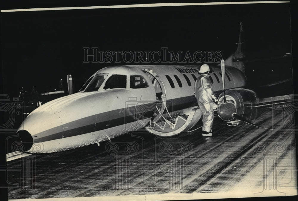 1984 Press Photo Firefighter Examines Midstate Plane After Emergency Landing - Historic Images