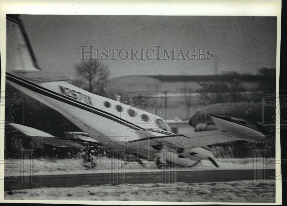 1984 Press Photo George Daubner Not Injured When Plane Skids at Mitchell Field - Historic Images